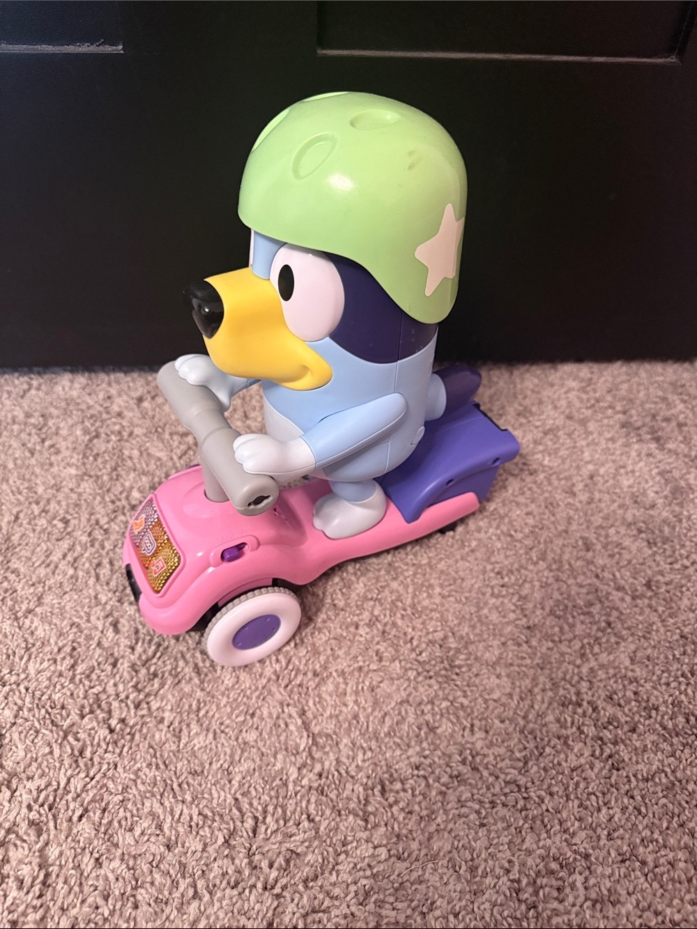 Bluey Scooter Toy with Green Helmet - Pink & Purple Ride-On